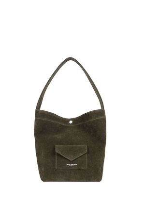 Sac à épaule en daim vert foncé avec une seule bandoulière, une poche avant à fermeture pression et une fermeture par bouton métallique au centre supérieur.