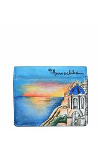 Blauer Leder Geldbeutel mit einer gemalten Landschaft, die eine Küstenlinie, einen Sonnenuntergang und kuppelförmige Gebäude zeigt, verziert mit detaillierten architektonischen Elementen.