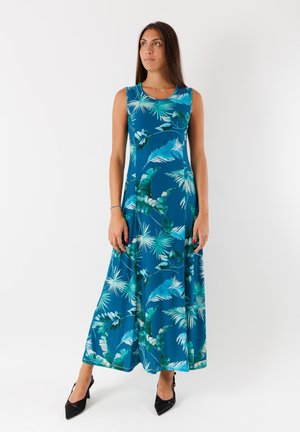 Abito lungo senza maniche di colore blu con motivi di foglie tropicali verdi, realizzato in tessuto elasticizzato, con scollatura rotonda e orlo a pieghe.