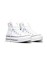 Par vita höga canvas-sneakers med svart kant, gummisulor, vita snören och synlig varumärkeslogotyp vid ankeln.