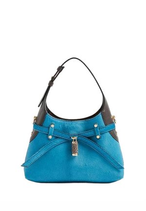 Borsa a mano in pelle blu e nera con una tracolla singola regolabile e chiusura decorativa in oro sul davanti.