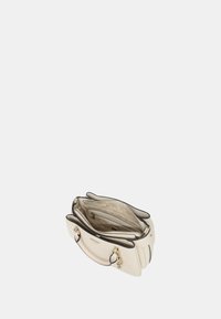 Borsa a mano in pelle crema con design strutturato, doppi manici superiori e accessori in tonalità oro. All'interno si possono vedere tre scomparti.
