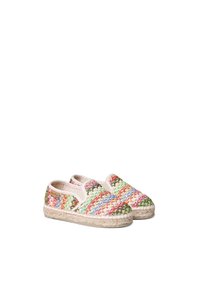 Zapatos coloridos de lona sin cordones que presentan una mezcla de tonos rosa, verde y azul, con suela de yute y diseño plano para uso casual.