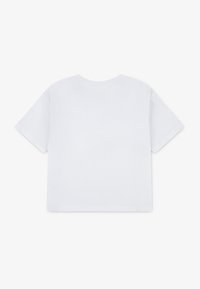 Bijela pamučna majica kratkih rukava, okruglog izreza, opuštenog kroja. Glatka tekstura, minimalistički dizajn, bez grafika ili uzoraka na stražnjoj strani.
