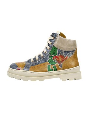 High-Top-Sneaker aus Denim- und Wildledermaterialien, mit einem mehrfarbigen Design aus Fischen und Text, cremefarbener Gummisohle und gepolstertem Kragen.