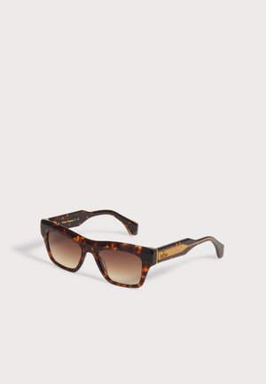 Lunettes de soleil rectangulaires en écaille avec verres marron dégradés et détails dorés sur les branches sur fond blanc.