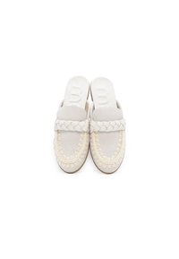 Scarpe bianche slip-on con una tracolla intrecciata e cuciture decorative. Realizzate in morbido camoscio, presentano una soletta imbottita per il comfort.