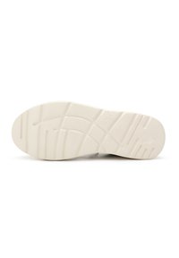 Semelle de chaussure blanche en caoutchouc texturé, présentant un motif de sculpture et des accents surélevés pour l'adhérence et la durabilité. Design épuré et minimal.