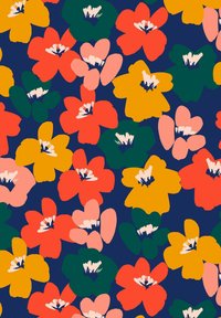 Motif floral comportant de grandes fleurs en rouge, orange, rose, jaune et vert sur un fond bleu marine, avec des reflets blancs sur les pétales.