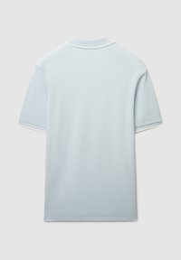 Hellblaues Poloshirt mit strukturiertem Stoff, kurzen Ärmeln und einem gerippten Kragen. Weiße Akzente entlang des Kragens und der Ärmel.