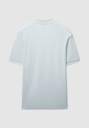 Hellblaues Poloshirt mit strukturiertem Stoff, kurzen Ärmeln und einem gerippten Kragen. Weiße Akzente entlang des Kragens und der Ärmel.
