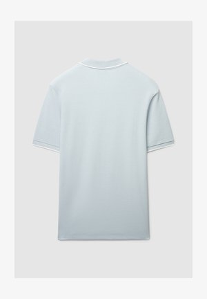 Hellblaues Poloshirt mit strukturiertem Stoff, kurzen Ärmeln und einem gerippten Kragen. Weiße Akzente entlang des Kragens und der Ärmel.