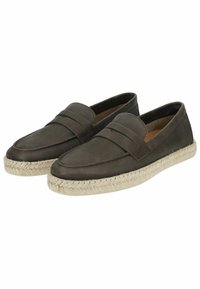 Mørkebrune loafers lavet af læder med en syet overdel og en vævet jute-sål. Har et fladt, slip-on design og to horisontale bånd på forsiden.