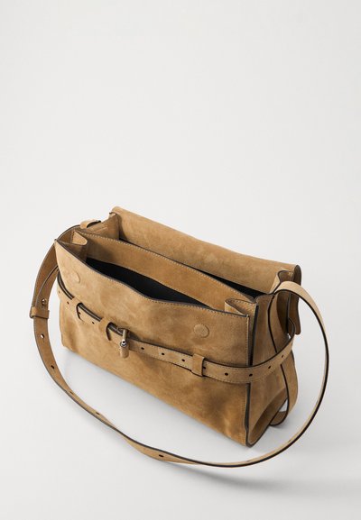 Τσάντα ώμου από σουέντ σε φαίνεται καφέ με ρυθμιζόμενο λουρί και μαύρο εσωτερικό σε λευκό φόντο, ελαφρώς ανοιγμένη που δείχνει τους εσωτερικούς χώρους.