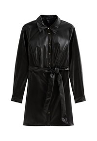 Vestido camisero de imitación cuero negro, con mangas largas, cuello, cierre de botones en la parte delantera, dos bolsillos en el pecho y cintura ceñida con cinturón. Textura suave, acabado brillante.