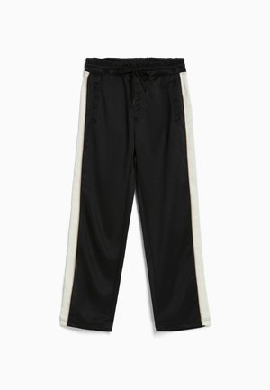 Schwarze Jogginghosen mit weißen Streifen an den Seiten, elastischem Bund und Kordelzug, flach auf weißem Hintergrund liegend.