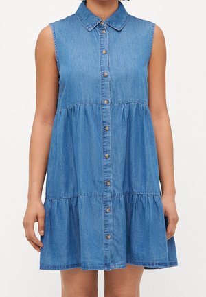 Robe en denim bleu clair sans manches avec col et fermeture à boutons sur le devant, dotée d'une jupe à volants froncée.