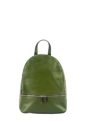 Groene leren rugzak met een ronde vorm, voorzien van een bovenhandgreep, ritsclosure en zijklepzakken. Geprofileerde afwerking met een glanzend hardwaredetail.