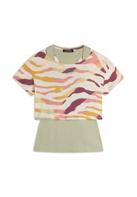 T-shirt cropped con un motivo ondulato multicolore in rosa, giallo e bordeaux, sovrapposto a un pezzo interno di un solido verde chiaro.