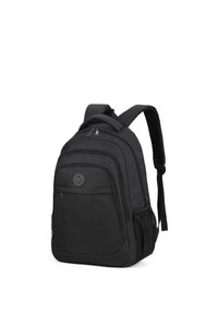 Zaino nero realizzato in tessuto resistente, dotato di diversi scomparti con zip, spallacci imbottiti e una tasca laterale in rete per bottiglie.