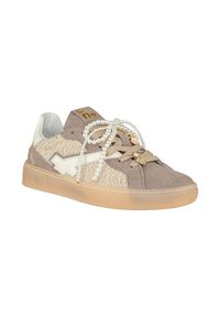 Sneaker con tomaia in suede beige e grigio, dettagli in pelle bianca, materiale in maglia testurizzato e lacci decorativi perlacei con charm.