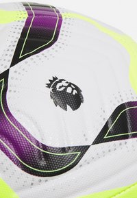 Pallone da calcio bianco con logo di un leone nero, accenti viola e verdi, superficie testurizzata e materiale lucido con una finitura liscia.