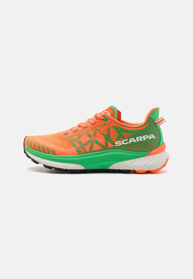 Heller orange Laufschuh mit grünen Akzenten, strukturiertem Mesh-Obermaterial und dickem gepolstertem Sohle. Mit SCARPA-Logo an der Seite.
