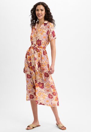Blumenkleid Midi in Rosa, Orange und lila Tönen; kurze Ärmel, knopflose Front, Stoffgürtel und fließende Silhouette.