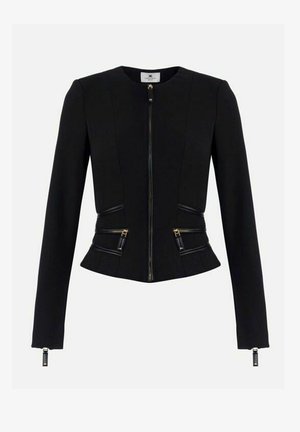 Giacca nera con cerniera realizzata in tessuto strutturato, caratterizzata da un design aderente, maniche lunghe, due tasche frontali con zip e dettagli in metallo dorato.