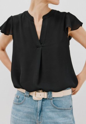 Zwarte blouse met korte mouwen en een V-hals, gemaakt van lichte stof, met een plooitje aan de voorkant en zachte, gerimpelde mouwen.