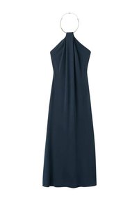 Tmavomodré šaty bez rukávov s halter výstrihom, závesnou látkou a okrúhlym kovovým doplnkom na krku. Dĺžka po zem s hladkou textúrou.