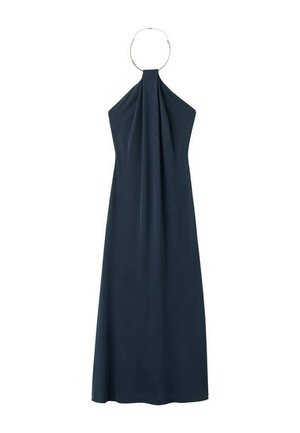 Vestito senza maniche blu navy con scollo all'americana, tessuto drappeggiato e un dettaglio metallico circolare al collo. Lunghezza fino al pavimento con una texture liscia.