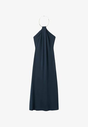 Robe sans manches bleu marine avec un col halter, un tissu drapé et un ornement circulaire en métal au niveau du cou. Longueur au sol avec une texture lisse.