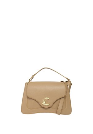 Sac à main en cuir beige avec un design courbé, matériel doré, fermeture à rabat et une bandoulière amovible. Présente un accent du logo "C" bien en évidence.