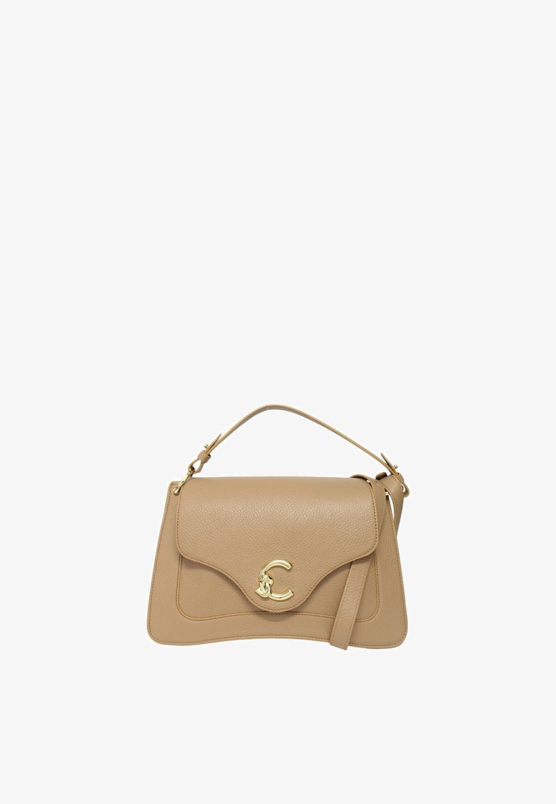 Borsa a mano in pelle beige con design curvo, hardware dorato, chiusura a pattina e tracolla removibile. Presenta un accento prominente con il logo "C".