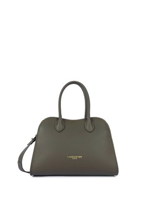 Sac à main en cuir vert olive avec deux poignées, logo doré "Lancaster Paris" et une bandoulière latérale ajustable sur fond blanc.
