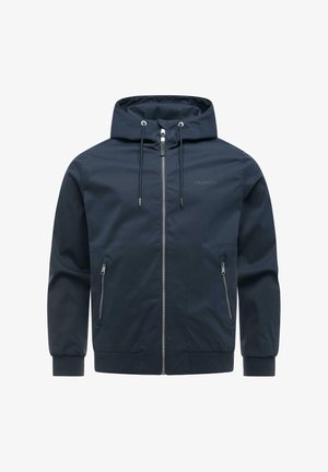 Giacca blu navy con cappuccio, cerniera frontale, coulisse regolabili, due tasche laterali con zip, polsini e orlo a costine.