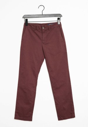 Pantalon en coton bordeaux sur un cintre noir avec une fermeture à bouton, des poches avant et une coupe droite. Texture lisse, coutures nettes.