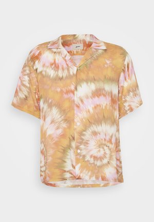 Kurzärmliges Hemd mit Knopfleiste im Batikmuster, das orange, pinke und grüne Wirbel zeigt. Aus leichtem Stoff gefertigt mit einem lockeren Schnitt.