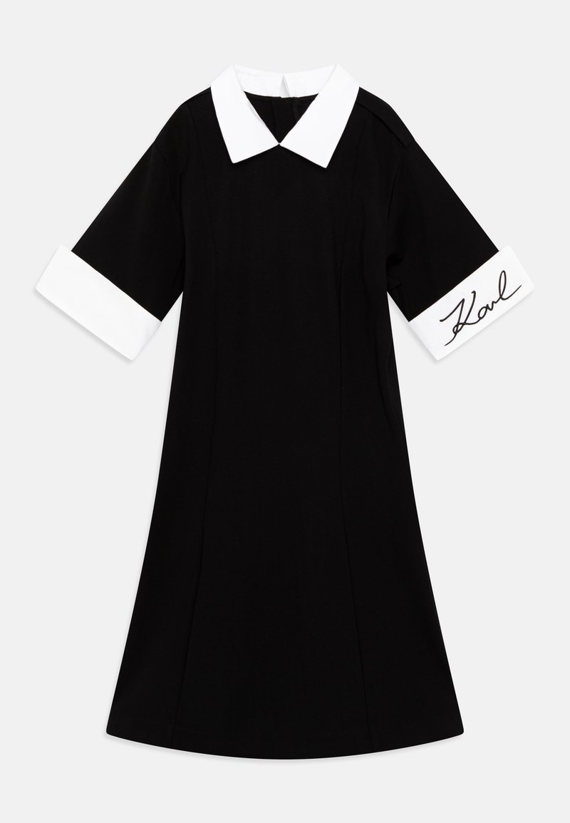 Must mustriga musta kleit valge krae ja mansettidega. Lühikesed varrukad, laienev disain, mansetil on "Karl" allkiri. Sile kangastekstuuri.