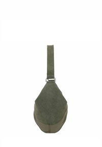 Borsa a tracolla in suede verde oliva con forma triangolare parziale, tracolla regolabile e dettagli in metallo argentato. Superficie texture con finitura liscia.