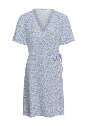 Robe portefeuille bleu clair avec imprimé floral jaune et blanc, manches courtes volantées et détail à nouer sur le côté.