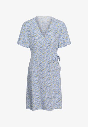 Lyseblå slå-om-kjole med gul og hvid blomsterprint, korte flagrende ærmer og bindebånd i siden.