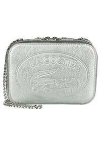 Srebrna torebka o fakturowanej powierzchni z tłoczonym logo Lacoste, w prostokątnym kształcie, z łańcuchowym paskiem do noszenia.