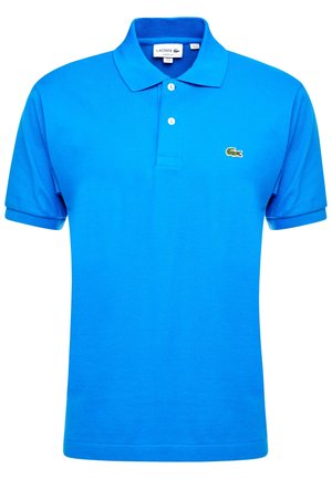 Hellblaues Poloshirt mit kurzen Ärmeln, Kragen, zwei weißen Knöpfen und kleinem grünen Krokodillogo auf der linken Brust.