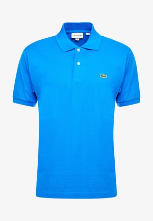 Hellblaues Poloshirt mit kurzen Ärmeln, Kragen, zwei weißen Knöpfen und kleinem grünen Krokodillogo auf der linken Brust.