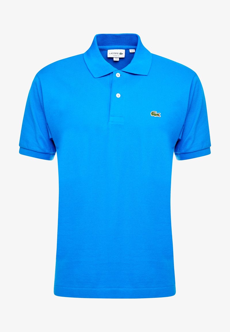 Polo bleu vif à manches courtes avec col, deux boutons blancs et petit logo crocodile vert sur la poitrine gauche.