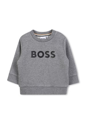 Sweatshirt gris à manches longues, avec un col rond et un logo noir "BOSS" audacieux sur le devant. Tissu doux avec des poignets côtelés.