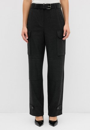 Schwarze Cargo-Hosen mit geradem Schnitt, seitlichen Taschen, einem Gürtelbund und Knopfakzenten an den Bündchen. Glatte Stoffstruktur.
