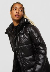 Calvin Klein Jeans SHINY LONG FITTED JACKET - Talvejope - ck black/bright white